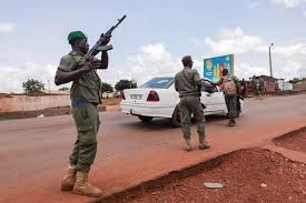 Mali's president and prime minister held by mutinous troops - Los ...
